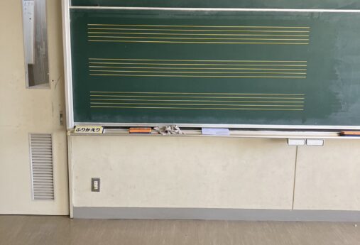 群馬県高崎市の学校黒板修繕工事（五線譜の塗装）