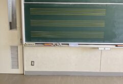 学校黒板修繕工事（五線譜の塗装）